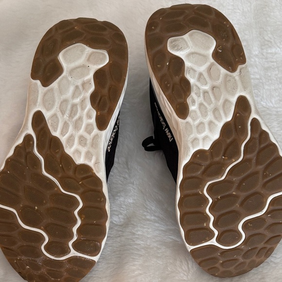 New Balance Arishi Fresh Foam  Black and White Athletic Shoes - Picture 5 of 10